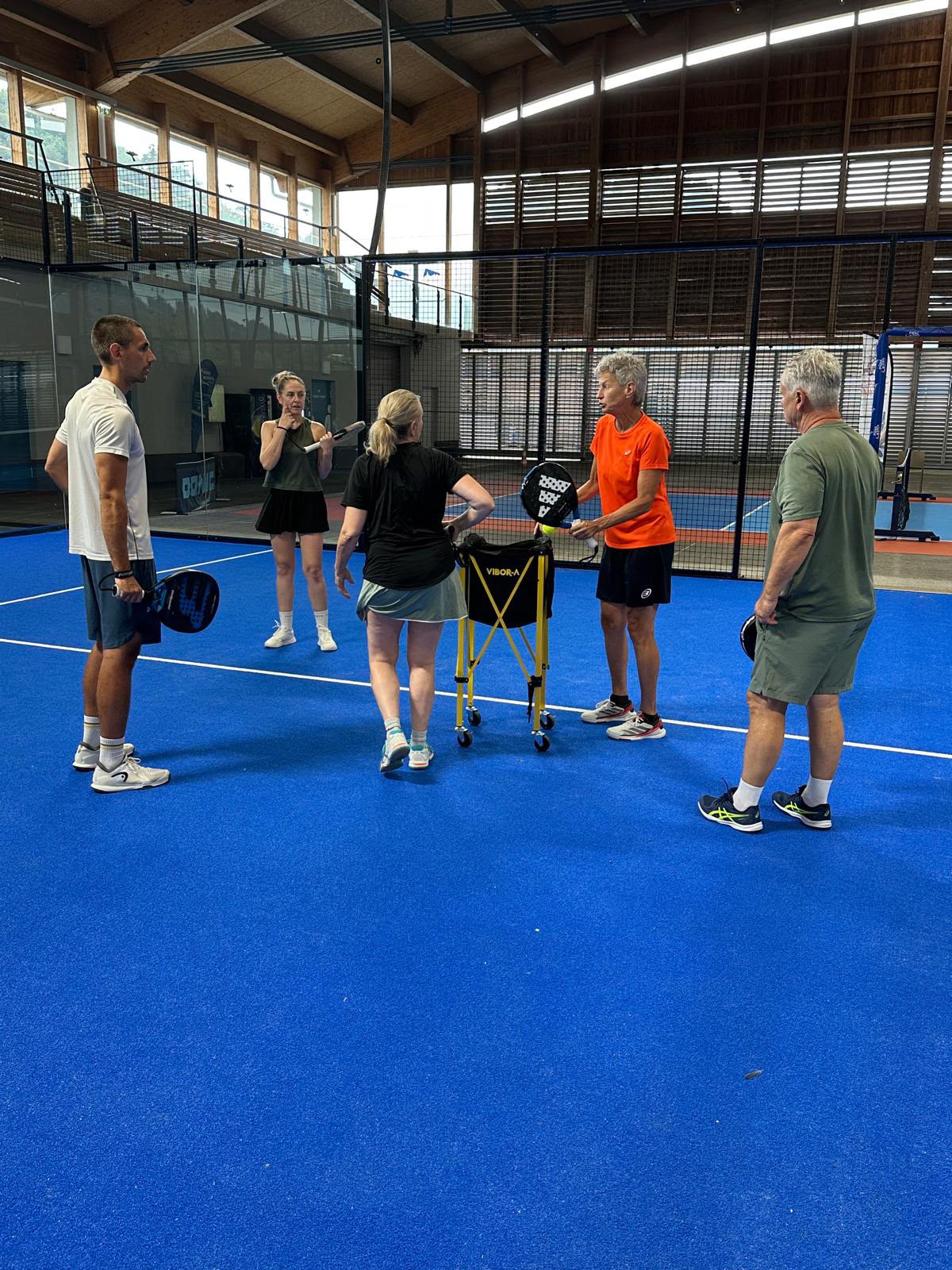 Coaching in actie op de padelbaan