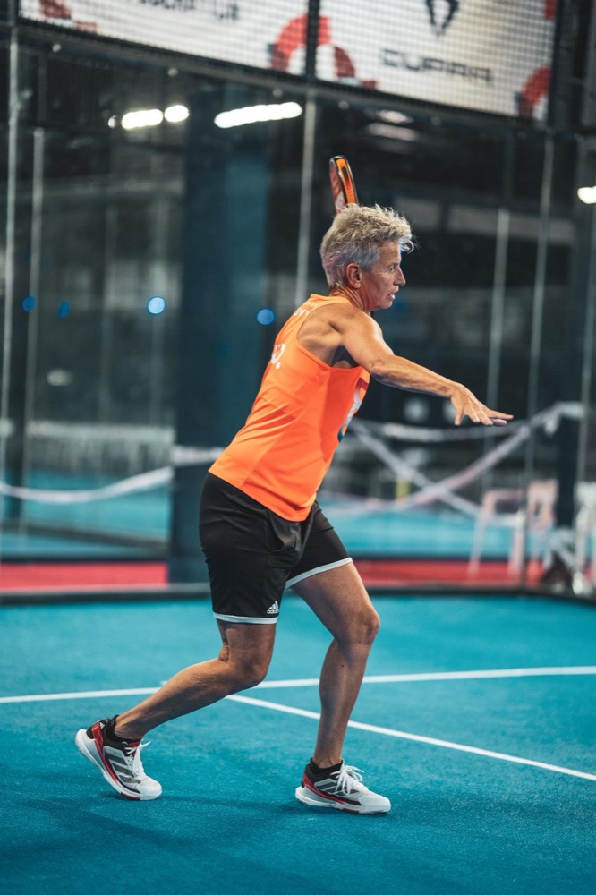 Jacqueline traint op de padelbaan
